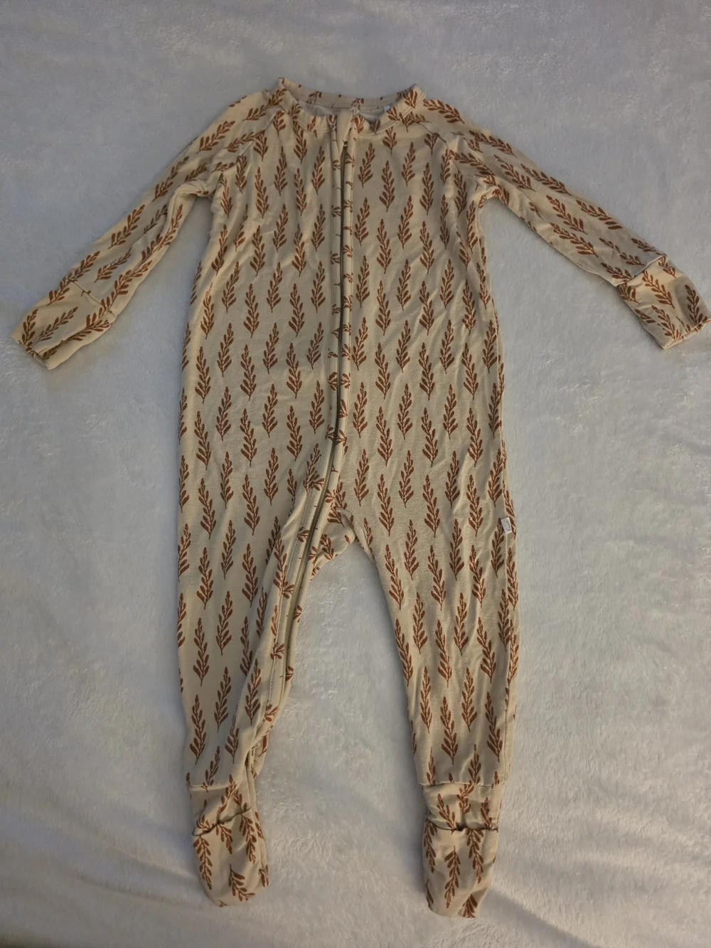 Brave Little Ones Beige Leaf-Print Bamboo Zippy 3-6m